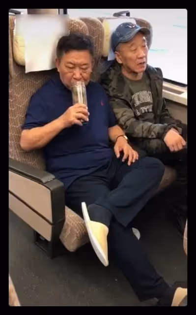 65歲杜旭東曝近況,和盧奇同框打球生活滋潤,現身四合院引人矚目