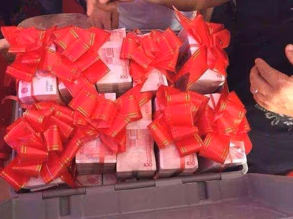 女兒年薪50萬，我要50萬彩禮，如今女兒36歲還沒嫁人，我好後悔