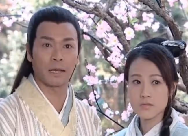 50歲康華近照凍齡有術,至今未婚無兒女,坦言時機沒到感情事隨緣