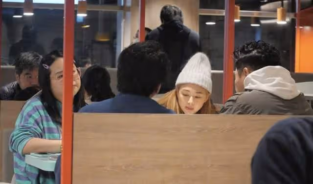 32歲女星深夜現身快餐店,為好友慶生消費未過百,曾自曝月花11萬