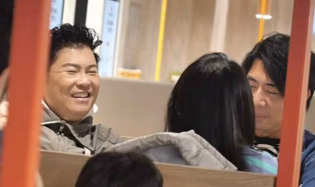 32歲女星深夜現身快餐店,為好友慶生消費未過百,曾自曝月花11萬