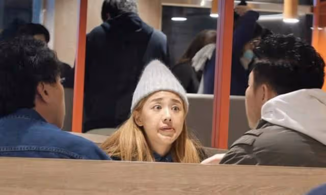 32歲女星深夜現身快餐店,為好友慶生消費未過百,曾自曝月花11萬