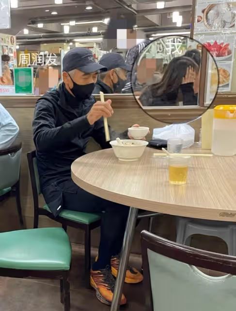 66歲周潤發現身小飯館,身形消瘦頭髮花白,獨自吃平價面顯低調