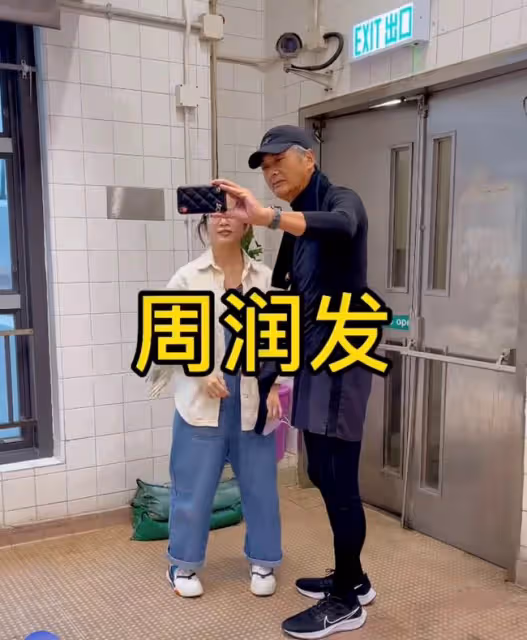 66歲周潤發現身小飯館,身形消瘦頭髮花白,獨自吃平價面顯低調