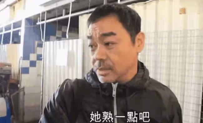66歲周潤發現身小飯館,身形消瘦頭髮花白,獨自吃平價面顯低調