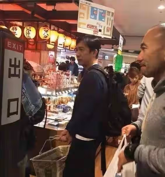 66歲周潤發現身小飯館,身形消瘦頭髮花白,獨自吃平價面顯低調