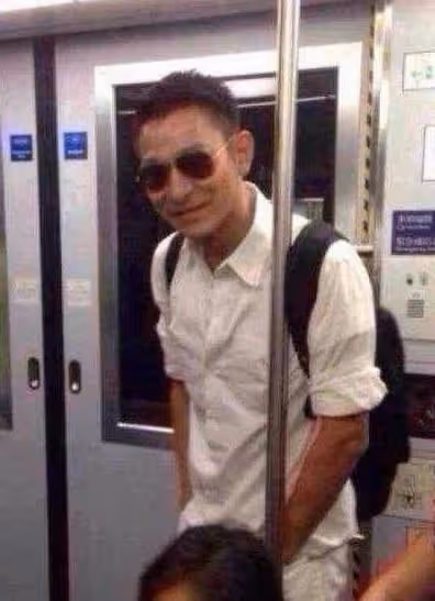 66歲周潤發現身小飯館,身形消瘦頭髮花白,獨自吃平價面顯低調