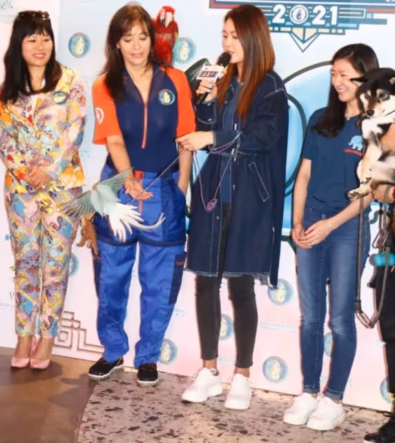 錢小豪前妻與兒子出席活動,51歲身材仍出眾,罕談大20歲富豪老公