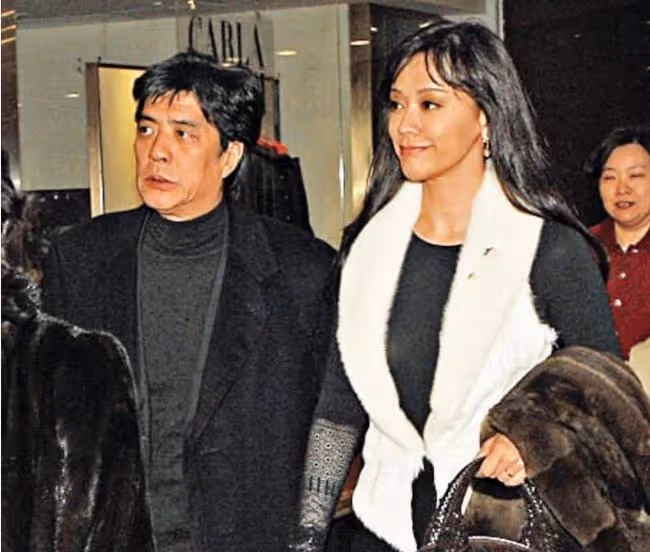 錢小豪前妻與兒子出席活動,51歲身材仍出眾,罕談大20歲富豪老公