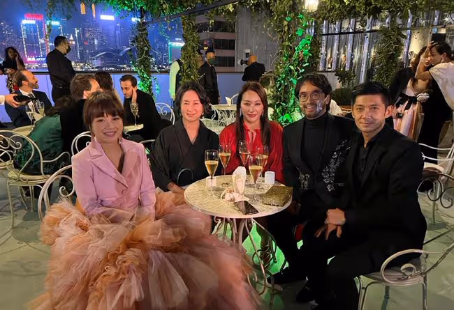 何超瓊低調參加聚會，與李嘉欣夫婦同場不同框，一身黑衣盡顯優雅