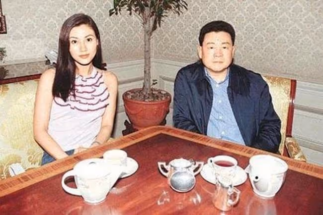 何超瓊低調參加聚會，與李嘉欣夫婦同場不同框，一身黑衣盡顯優雅