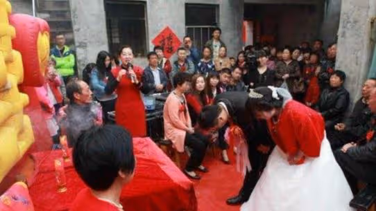 出差提前回家，看到門口的一雙高跟鞋，我出了一頭冷汗！