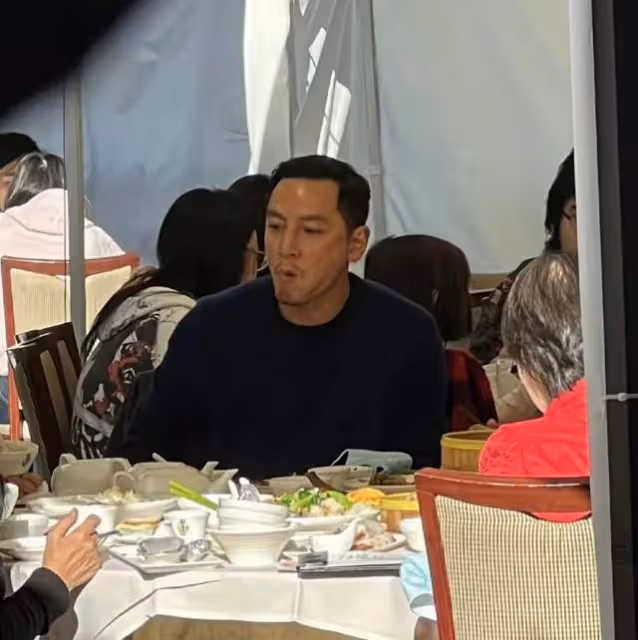 47歲吳彥祖吃飯被偶遇,打扮樸實身材發福,嘴角沾「飯粒」鬧烏龍