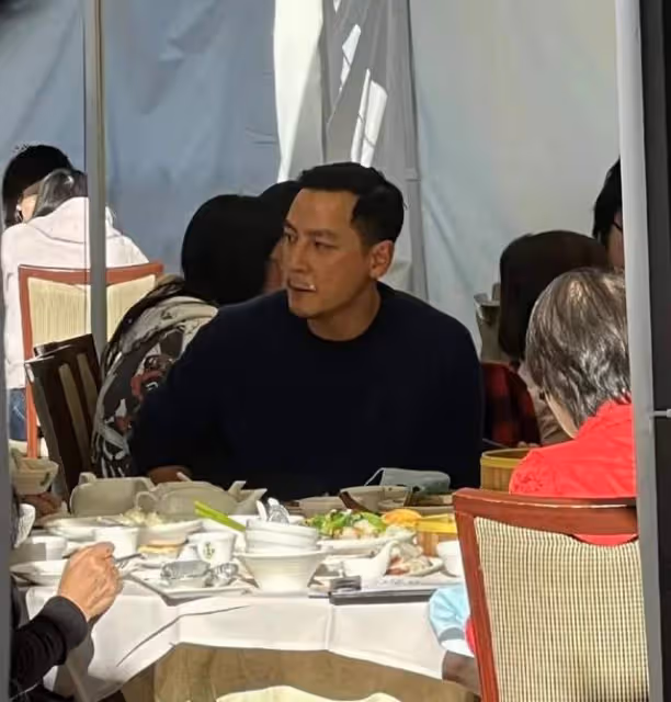 47歲吳彥祖吃飯被偶遇，打扮樸實身材發福，嘴角沾「飯粒」鬧烏龍