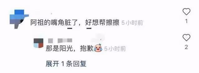 47歲吳彥祖吃飯被偶遇，打扮樸實身材發福，嘴角沾「飯粒」鬧烏龍
