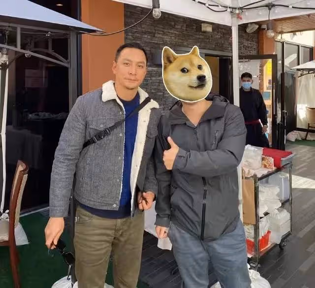 47歲吳彥祖吃飯被偶遇，打扮樸實身材發福，嘴角沾「飯粒」鬧烏龍