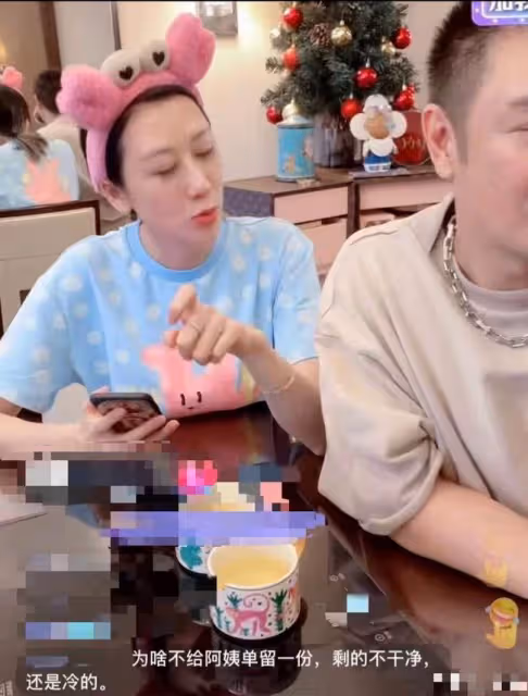 太敗好感!52歲男星讓保姆助理吃剩飯剩菜,被質疑後匆忙關直播