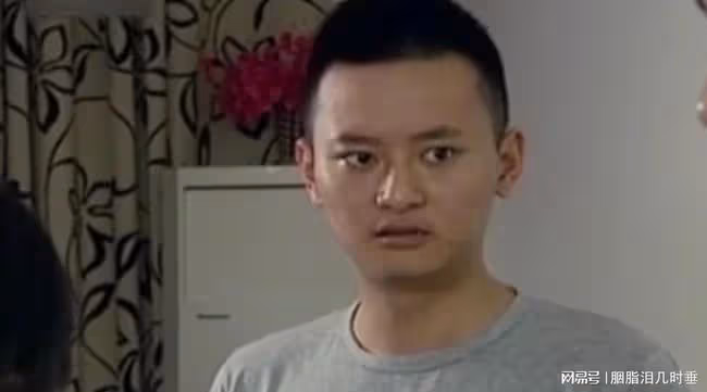 張紅和弟弟張飛,父母早亡,姐弟倆相依為命