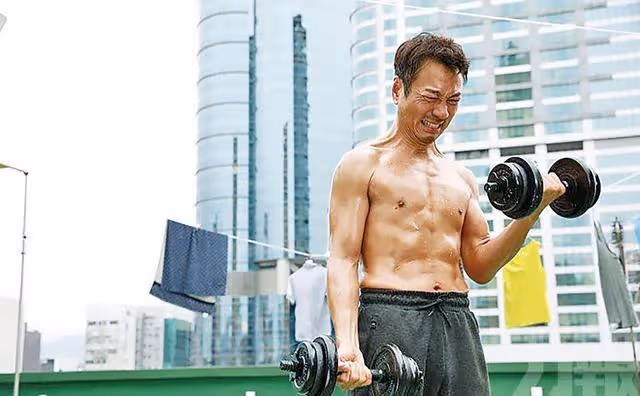 遭網友吐槽不會帶貨!57歲TVB三屆視帝初體驗直播,全程在狀態外