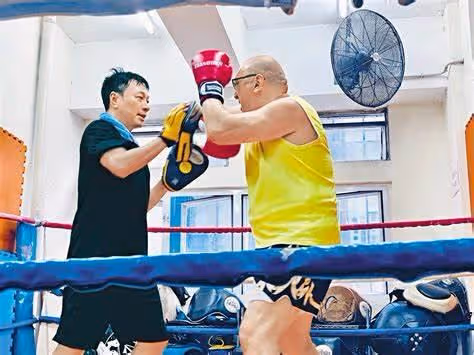 遭網友吐槽不會帶貨!57歲TVB三屆視帝初體驗直播,全程在狀態外