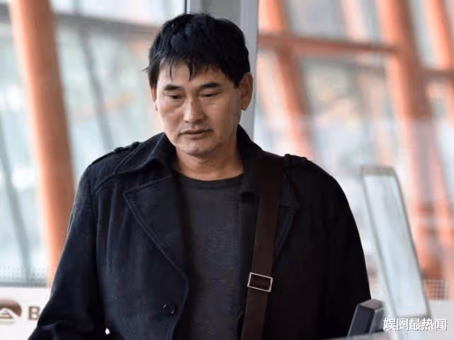 不忘初心!大衣哥商演90度彎腰答謝觀眾,出場費10年未漲價
