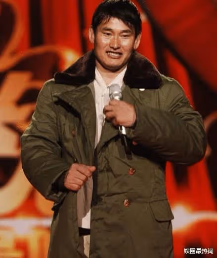 不忘初心!大衣哥商演90度彎腰答謝觀眾,出場費10年未漲價