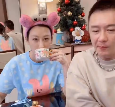 讓保姆睡沙發吃剩菜,陳浩民夫婦直播說漏嘴,明星天生高人一等?