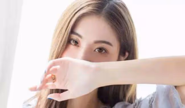 我主動親吻男友，意亂情迷之時，他的手在我身上不安分起來