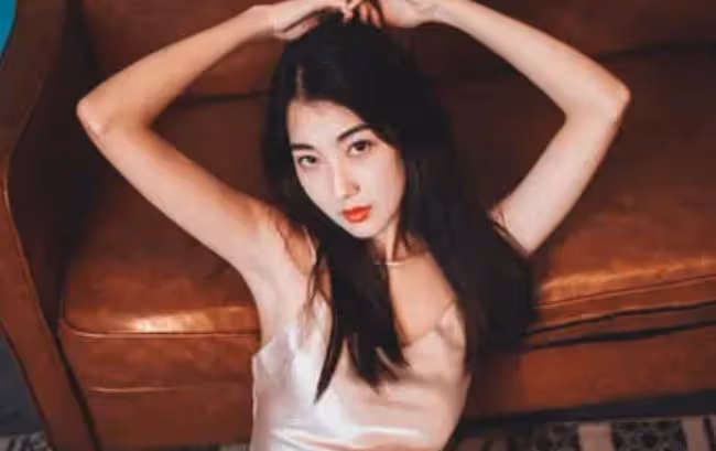 酒蟲上腦,去朋友家發現床上躺了個男人,我一時沒控制住按倒了他