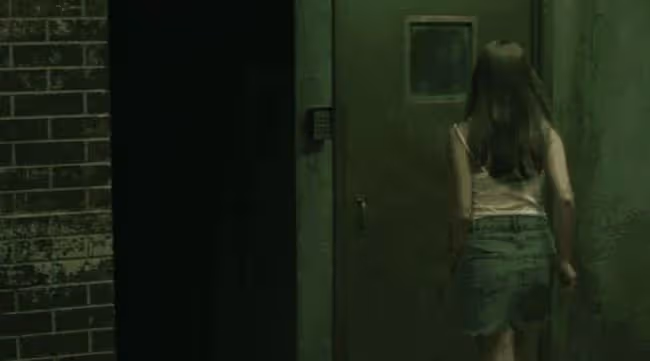 被囚禁後,惡魔強迫我做那件事,他摟緊我的腰,粗暴地扒我的衣服