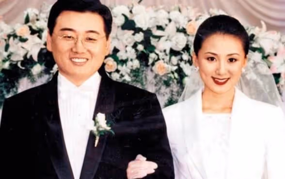 54歲金喜愛從美艷小三演到復仇元配，戲外嫁多金才子不受醜聞動搖