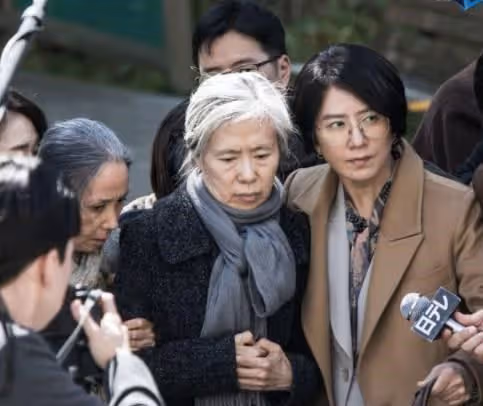54歲金喜愛從美艷小三演到復仇元配,戲外嫁多金才子不受醜聞動搖