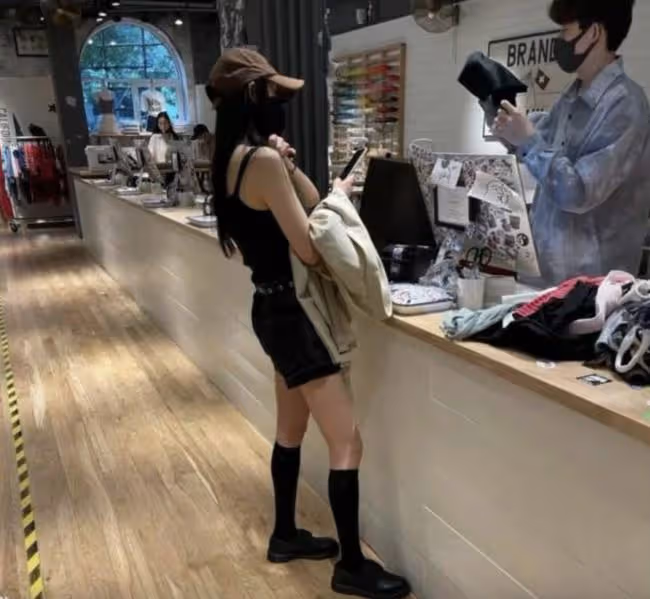 明星也愛薅羊毛!楊冪逛打折內衣店狂下單,特意挑紅色過本命年