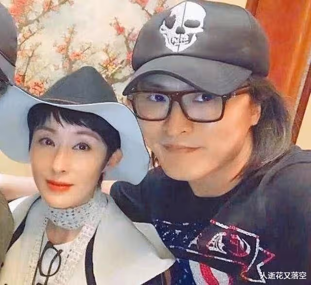 53歲張敏已婚?老公強迫她穿睡衣出鏡直播惹爭議,當事人回應來了