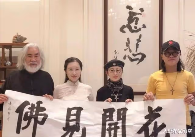 53歲張敏已婚?老公強迫她穿睡衣出鏡直播惹爭議,當事人回應來了