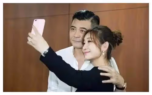 演員秦海璐:孕期忍痛照顧婆婆,讓喪子婆婆不再流淚,你還有我們