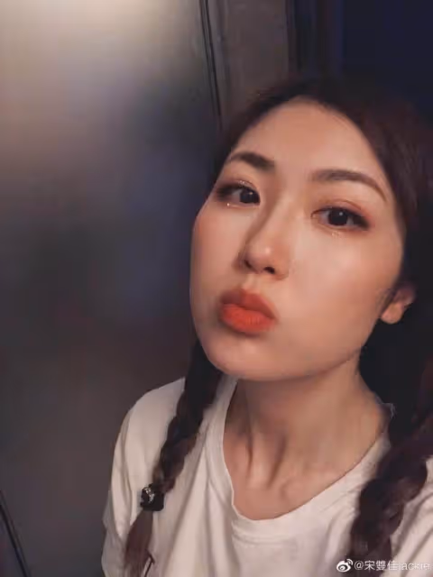 TVB美女配音員火出圈,曾是選美出身,遭《愛回家》「龔燁」劈腿