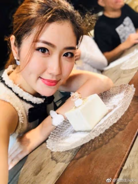 TVB美女配音員火出圈,曾是選美出身,遭《愛回家》「龔燁」劈腿