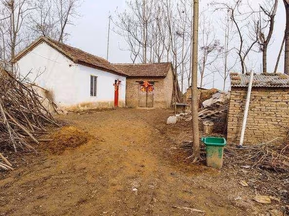 為了愛情我嫁給窮老公，孩子滿月婆婆送袋舊衣服，她回鄉後我哭了