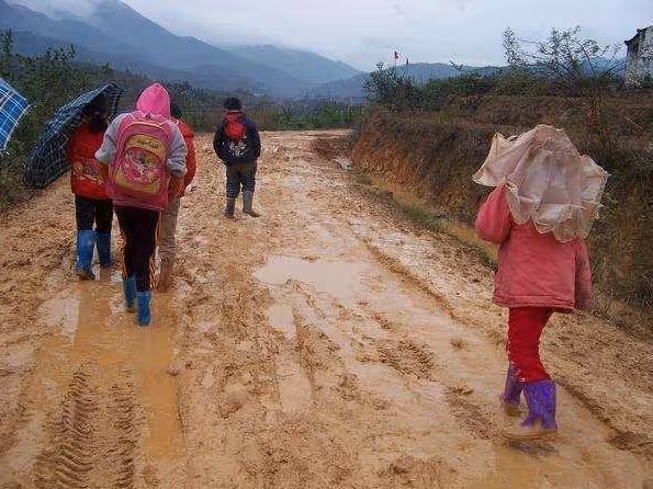 岳母過生日，富姐夫給十萬，我送雙棉鞋，臨別時岳母送我一袋剩菜