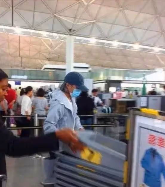 59歲周星馳狀態回春，現身為好友拉票滿臉溫柔，慈眉善目狀態好
