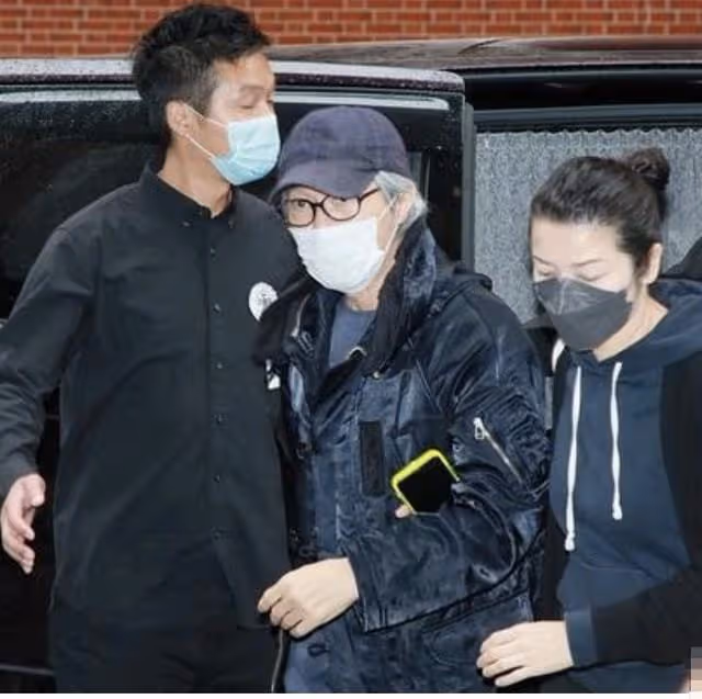59歲周星馳狀態回春，現身為好友拉票滿臉溫柔，慈眉善目狀態好