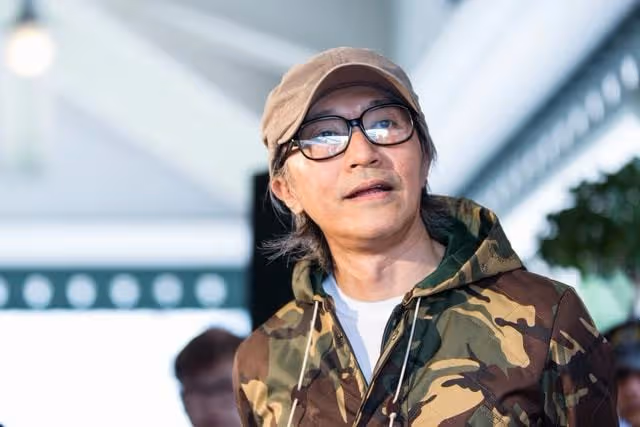 59歲周星馳狀態回春，現身為好友拉票滿臉溫柔，慈眉善目狀態好