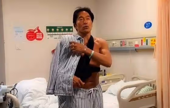鄭浩南捐20萬做公益,稱想對祖國表心意,自曝已收養11個馬來小孩