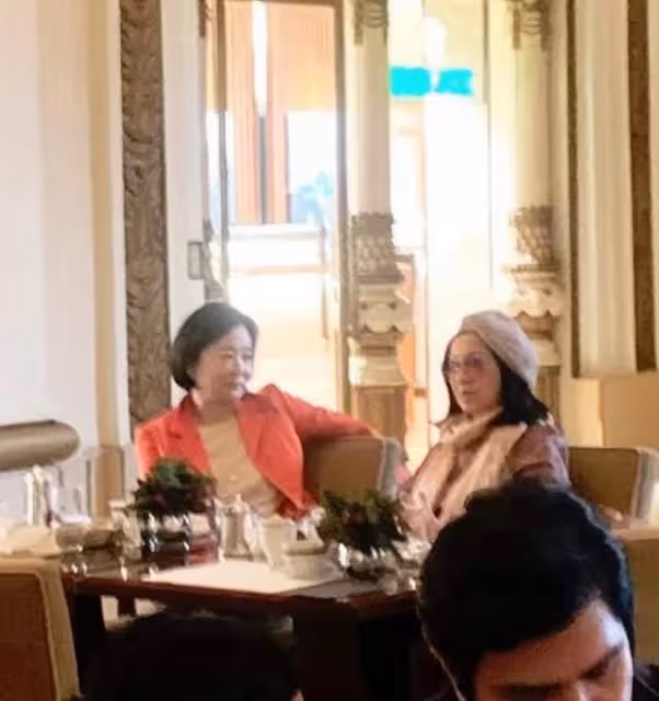 67歲林青霞現身無人識,與好友喝「貴婦下午茶」,放聲笑被贊親民