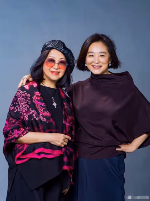 67歲林青霞現身無人識,與好友喝「貴婦下午茶」,放聲笑被贊親民