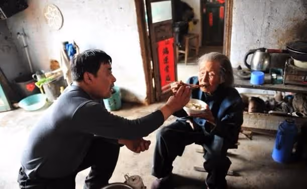 父親去世後母親養大兄妹三人，如今老婆支持母親再婚，我好猶豫
