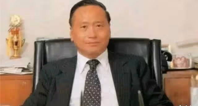 窮小子靠髮妻賺百億身家,妻子離世娶小姨子,晚年病死家中無人知