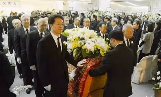 窮小子靠髮妻賺百億身家,妻子離世娶小姨子,晚年病死家中無人知