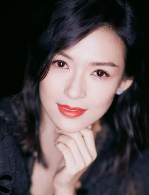當年二十歲左右的章子怡可以說是風光無限了呀,小小年紀就拿到了很多的獎項